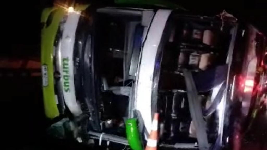 Volcamiento de bus a la altura de San Javier deja 20 personas ...